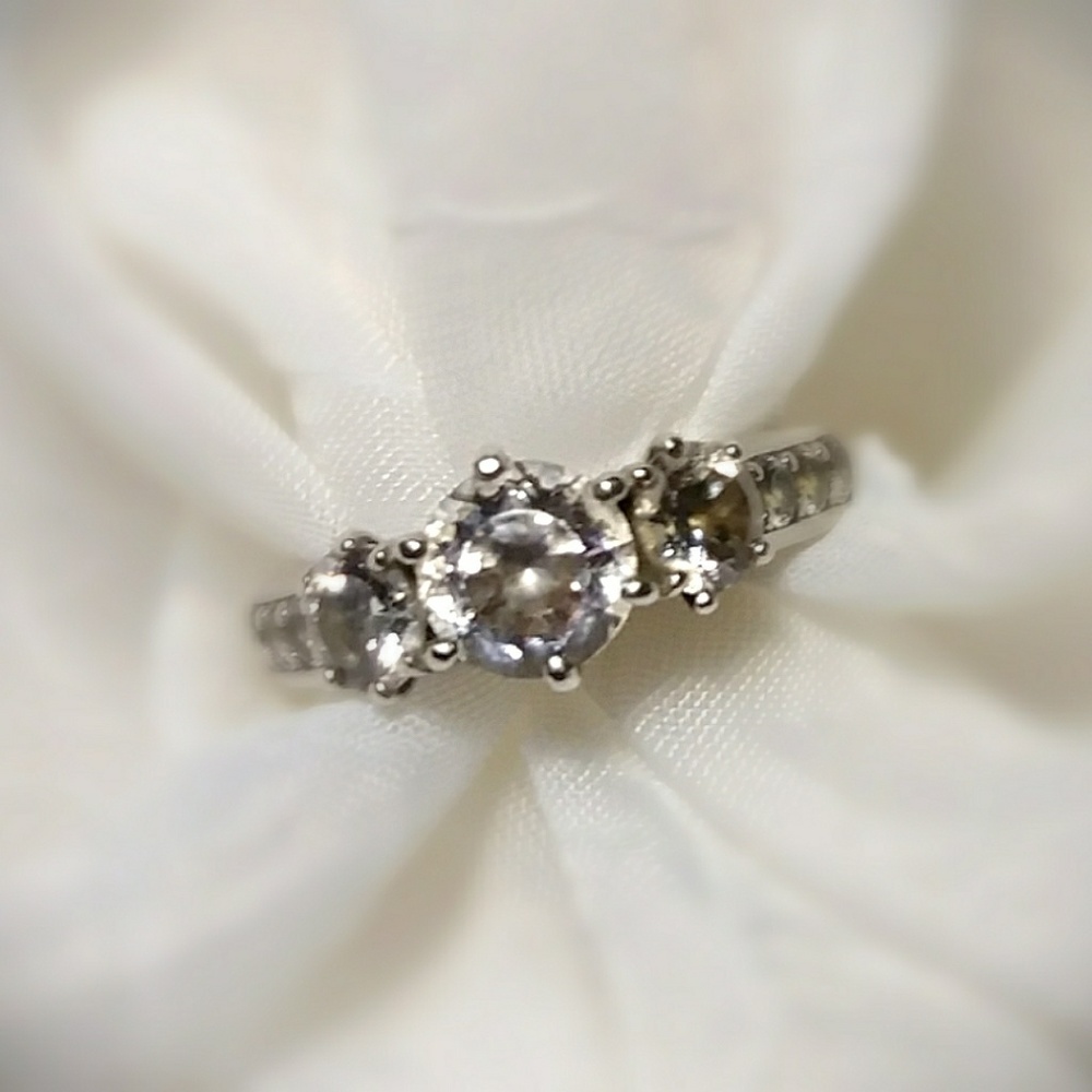 Ladies size 8 .925 Silver ring